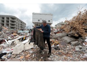 İskenderunlu depremzede ailesiyle kurtulduğu enkazı görünce duygulandı