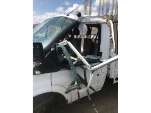 Kars'ta tarlaya devrilen kamyonetin sürücüsü yaşamını yitirdi