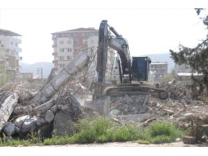 Hatay'da enkaz kaldırma ve yıkım çalışmaları 14 mahallede devam ediyor