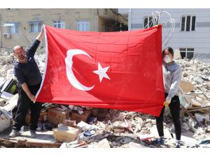 Hataylı esnaf çöken dükkanının enkazına Türk bayraklarını çıkarmak için döndü