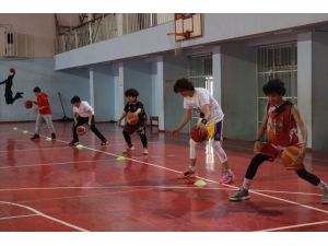 Osmaniye'de afeti yaşayan antrenörler, depremzede çocukları basketbolla motive ediyor