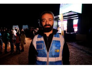 Ramazan gelenekleri, çadır ve konteyner kentleri gezen "Mobil Sahne" ile yaşatılıyor