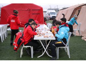 Hatay'da gönüllü sağlık çalışanları ramazanı ailelerinden uzakta geçiriyor