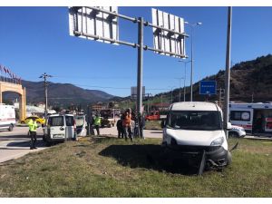 Karabük'te iki hafif ticari aracın çarpıştığı kazada 3 kişi yaralandı