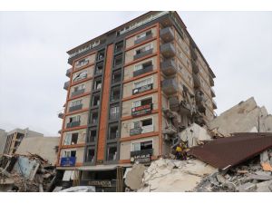 Depremde çevresindeki 3 binanın üzerine devrildiği apartman  ayakta kaldı