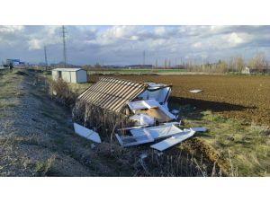 Tırla deprem bölgesine gönderilen 2 konteyner, Konya'da şiddetli rüzgar nedeniyle devrildi