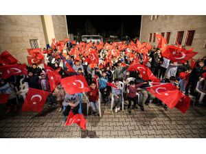 Kahramanmaraş'ta çadır kente kurulan dev ekranda milli maç heyecanı yaşandı