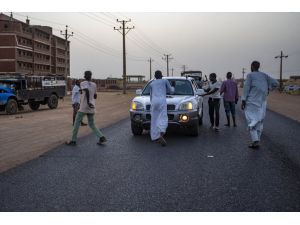 Sudanlılar yol keserek iftara davet etme geleneğini sürdürüyor