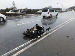 İstanbul'da servis minibüsüyle çarpışan motosikletin sürücüsü hayatını kaybetti