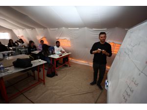 Samandağ'da depremzede gönüllü öğretmenler çadır sınıflarda gençleri sınava hazırlıyor