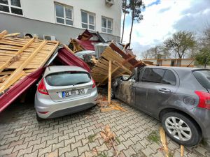 Osmaniye'de fırtına nedeniyle uçan okul çatısı 2 araca zarar verdi
