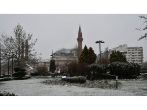 Sivas'ta kar yağışı etkili oluyor