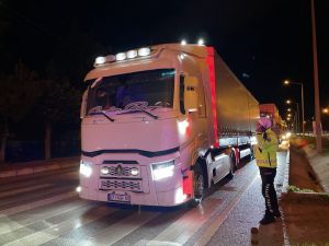 Burdur'da buzlanma nedeniyle kapatılan Burdur-Antalya kara yolu trafiğe açıldı