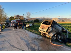 Antalya'da otomobil ile minibüsün çarpıştığı kazada 2 kişi yaralandı