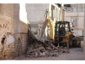 Kilis'te ağır hasarlı binaların yıkımı sürüyor