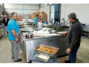 Hatay'da kurulan "Kocaeli Afet Mutfağı"nda günde 10 bin kişiye yemek pişiyor