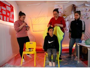 Depremzede kadın kuaförler çadırda kalan hemcinslerine ve kız çocuklarına hizmet veriyor