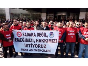 İzmir'de ikramiyeleri ödenmeyen belediye işçileri eylem yaptı