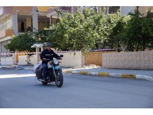 İskenderun'da motosikletiyle dolaşan "sütçü dede", ikramlarıyla sokakta kalan afetzedelerin içini ısıttı