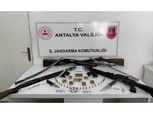 Antalya'da silah kaçakçılığı operasyonunda 5 şüpheli yakalandı