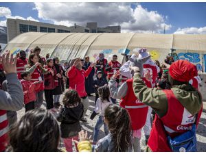 Türk Kızılay gönüllüleri, depremzede çocuklara moral oluyor