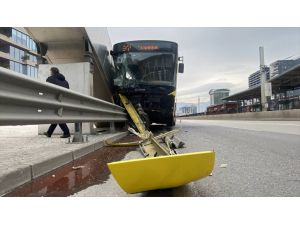 Bursa'da bariyere çarpan halk otobüsündeki 5 kişi yaralandı
