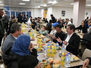 Muğla Valisi Tavlı, depremzedelerle iftar yaptı