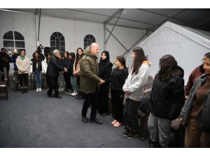İçişleri Bakanı Soylu, Hatay'daki konteyner kentte gençlerle buluştu: