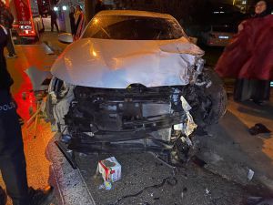 Düzce'de park halindeki tıra çarpan otomobilin sürücüsü yaralandı