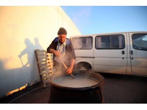 Egeli sağlıkçılar, yöresel lezzet "keşkek" ve "zerde"yi depremzedeler için pişiriyor