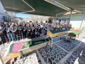 Elazığ'da evlerinde ölü bulunan 6 kişinin cenazesi defnedildi