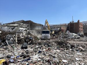 Malatya'da depremde hasar gören Bakırcılar Çarşısı'nın yıkımına devam edildi