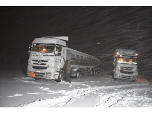 Kars'ta kar ve tipi nedeniyle mahsur kalan 5 tır kurtarıldı