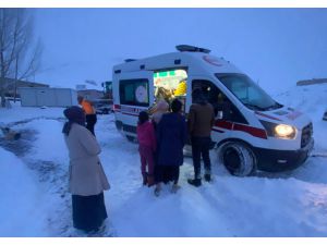 Van'da yolu kardan kapanan mahalledeki doğum hastası için ekipler seferber oldu