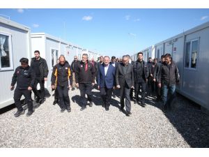 Adalet Bakanı Bozdağ, Diyarbakır'da kurulumu süren konteyner kent alanını inceledi: