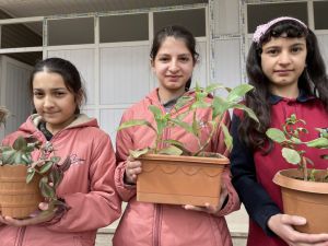 Ağrılı öğrenciler "emek" ile "başarı" ilişkisini çiçek yetiştirerek kavrıyor