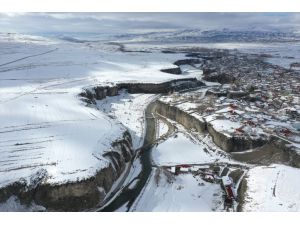 Ağrı'da Murat Kanyonu, ilkbaharda karla kaplandı