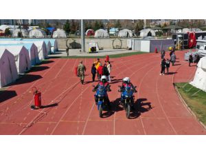 Jandarma güvenliğini sağladığı çadır kentte oyunlar oynadığı çocuklara moral veriyor