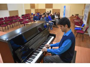 Otizmli piyanist öğrencilerine ilham kaynağı oluyor