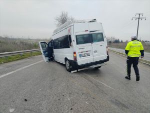 Kırklareli'nde hafif ticari araç ile servis minibüsü çarpıştı, 3 kişi yaralandı