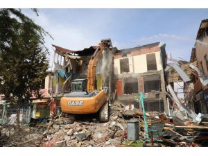 Depremde hasar gören Darende'deki işyerleri yıkılıyor