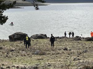 Bolu'da gölette teknenin alabora olması sonucu kaybolan kişiyi arama çalışmasına ara verildi
