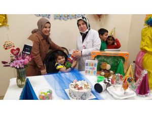 Enkazdan kurtarılan çocuğun doğum günü Konya'da tedavi gördüğü hastanede kutlandı