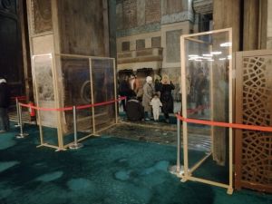 Ayasofya-i Kebir Camii'ndeki imparatorluk kapısına cam bölmeli koruma