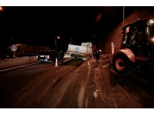 Anadolu Otoyolu'nda tomruk yüklü iki kamyonun çarpışması ulaşımı aksattı