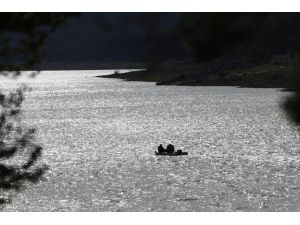 Bolu'da gölette teknenin alabora olması sonucu kaybolan kişiyi arama çalışmaları sürüyor