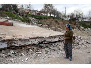 Depremde eşini kaybeden kadın yaşadıklarını anlattı