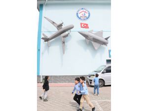 Samsun'da Bayraktar Kızılelma ve Akıncı'nın maketleri okul duvarında sergileniyor