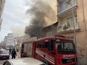 Elazığ'da evin çatısında çıkan ve 2 binaya daha sıçrayan yangın söndürüldü