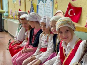 Saraybosna TMV'de okuyan öğrencilerin velilerinin eserlerden oluşan sergi açıldı